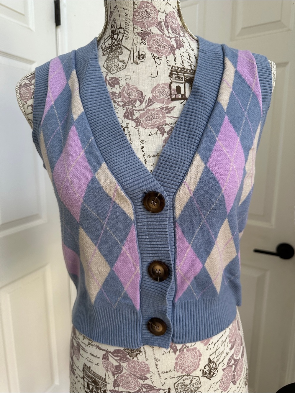 Haute-Monde Women’s Vintage-Inspired Blue Argyle Button Front Sweater Vest M
